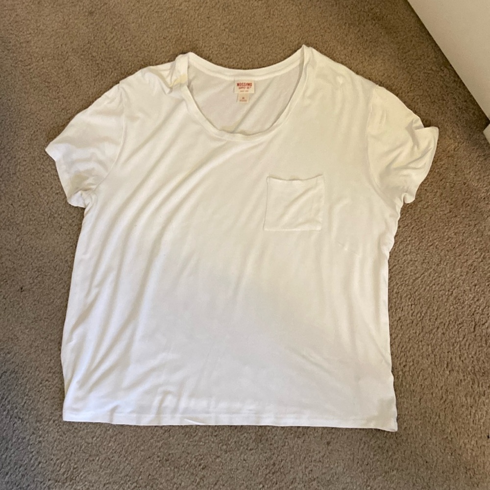 Plain white t-shirt
Size: XL